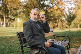 Důchody se mají znovu měnit. Senioři si polepší, ekonomové ale varují, že to stát přijde draho - Médium.cz